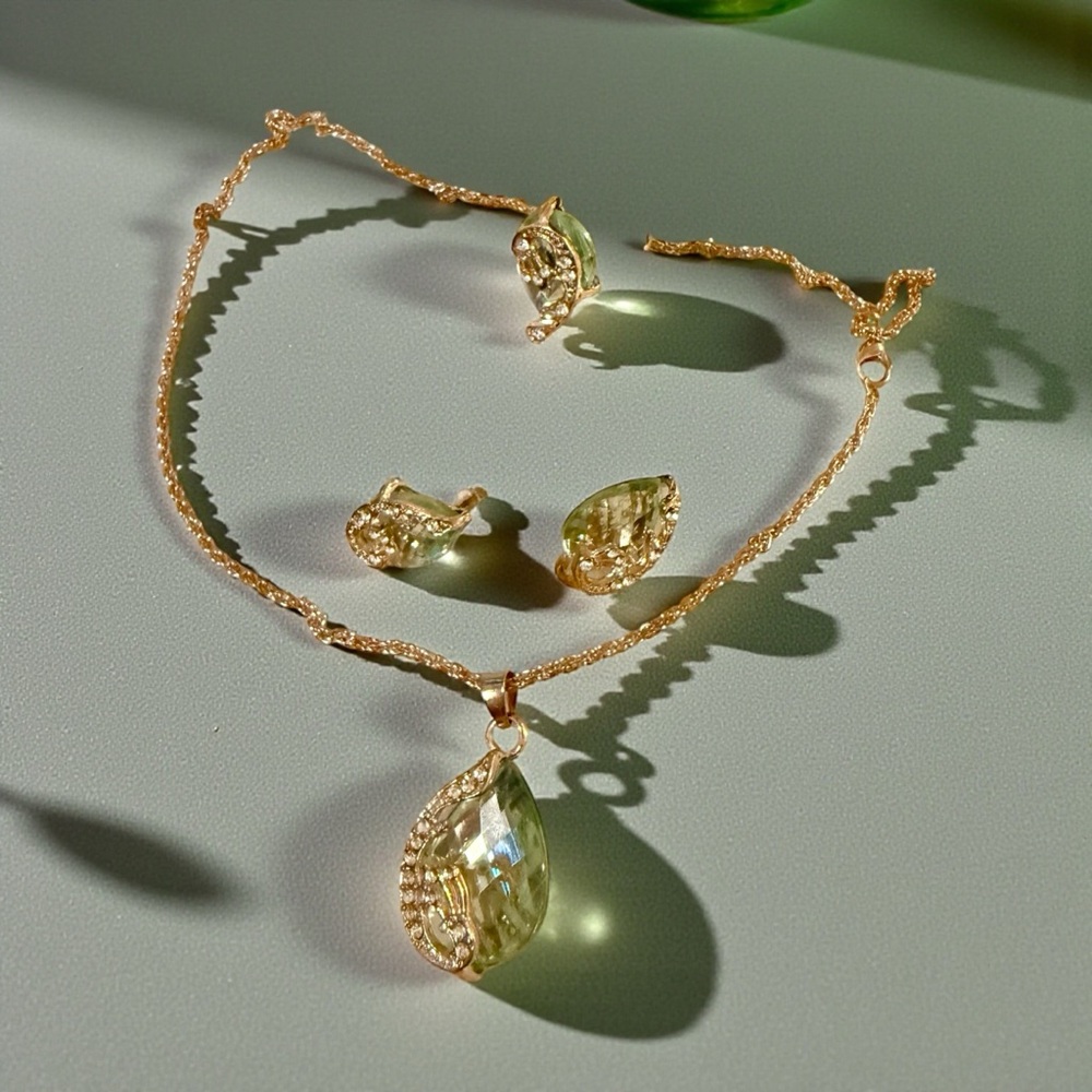 Elegant Gold and Green Jewelry Set *Adjustable Ring O/S